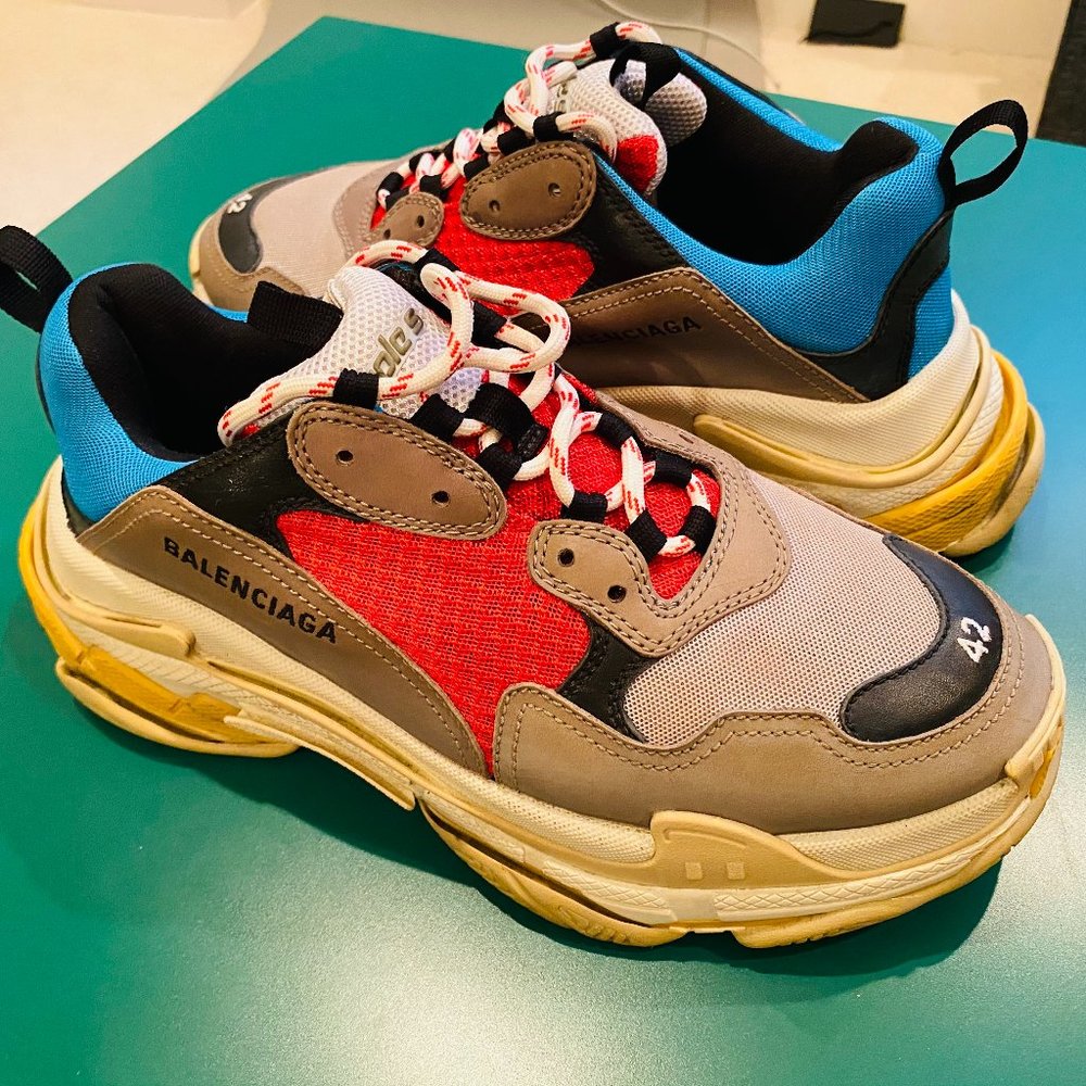 BALENCIAGA Triple S "42" (excellent)